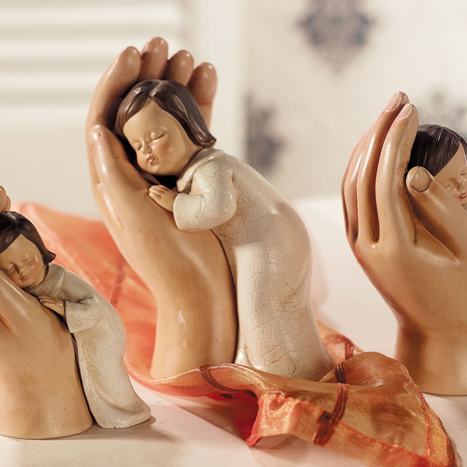 Beeld kind in hand 12 cm - 4009079363746 -  Fairtrade bij MajesticAlly