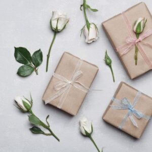 Kaart 'Cadeautjes en rozen' - MA40017 -  Landelijk bij MajesticAlly