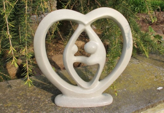 Beeld paar in hart 30 cm zeepsteen - 5500357087 - Fairtrade bij MajesticAlly