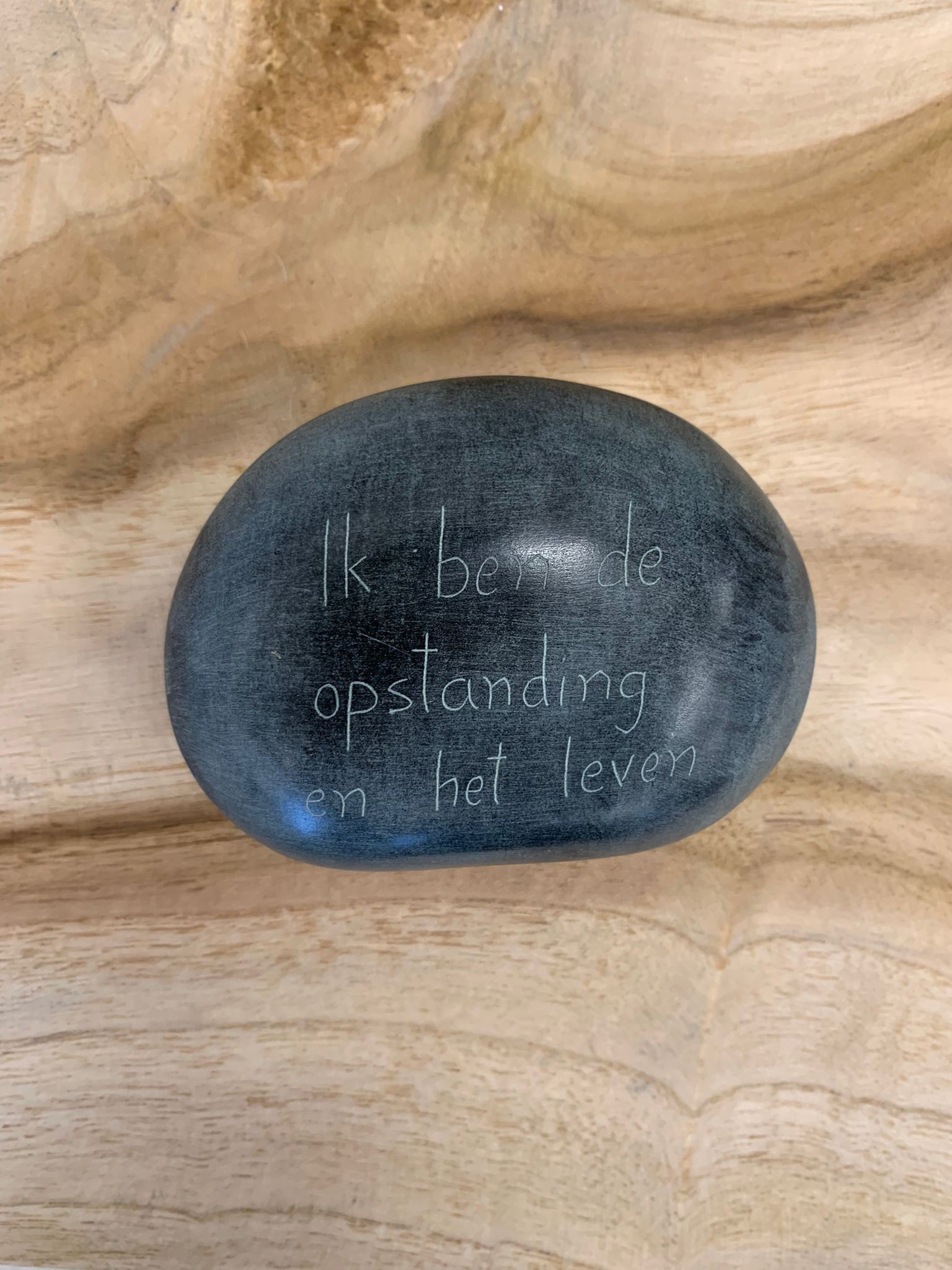 steen  ‘ Ik ben de opstanding en het leven ‘  - 5500359443 -  Fairtrade bij MajesticAlly