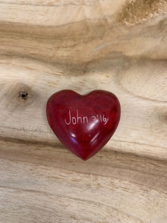 John 3:16 rood hart steen - 5500359484 -  Fairtrade bij MajesticAlly