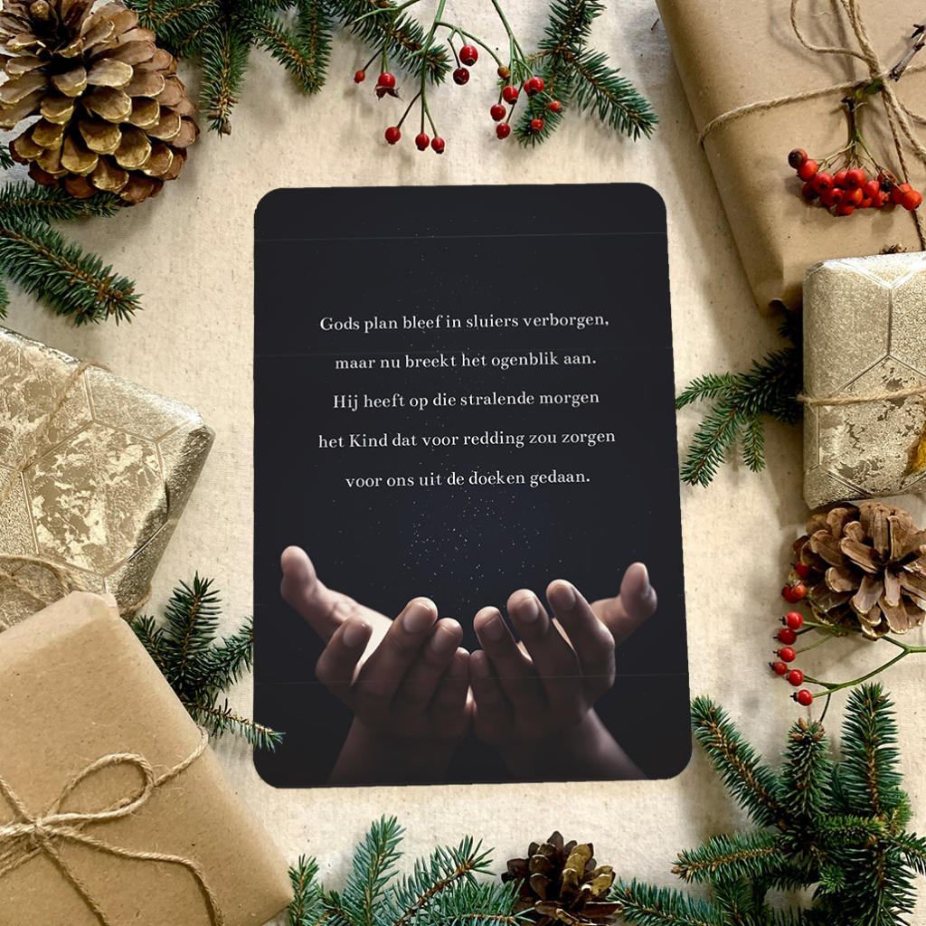 MA27101 - Kerstbord 'Gods plan bleef in sluiers verborgen, maar nu breekt het ogenblik aan. Hij heeft op die stralende morgen het Kind dat voor redding zou zorgen voor ons uit de doeken gedaan.'